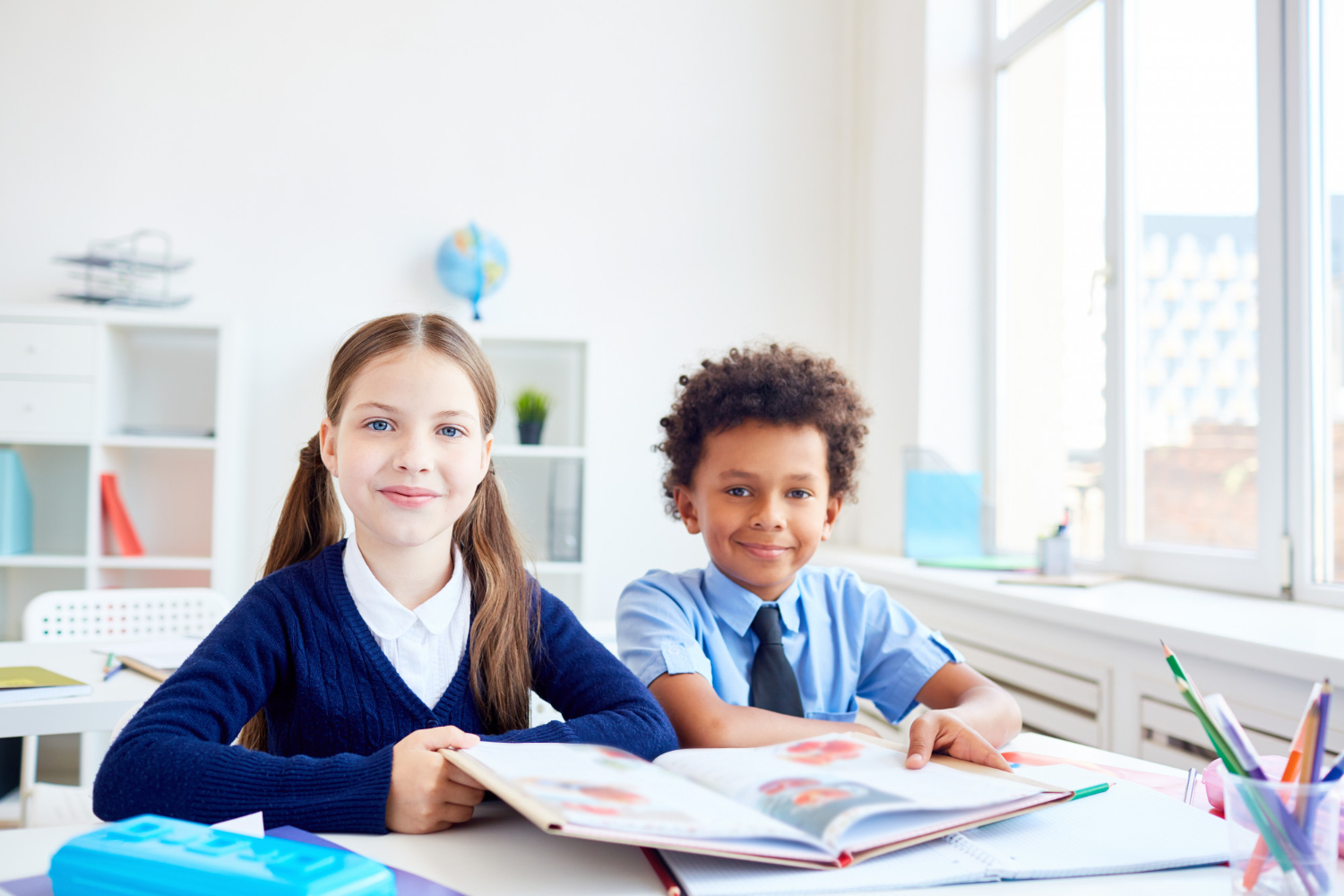 Ilustrasi tutor dan anak-anak belajar bersama di meja